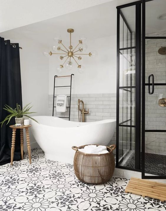 Baño con bañera y suelo de azulejos de colores