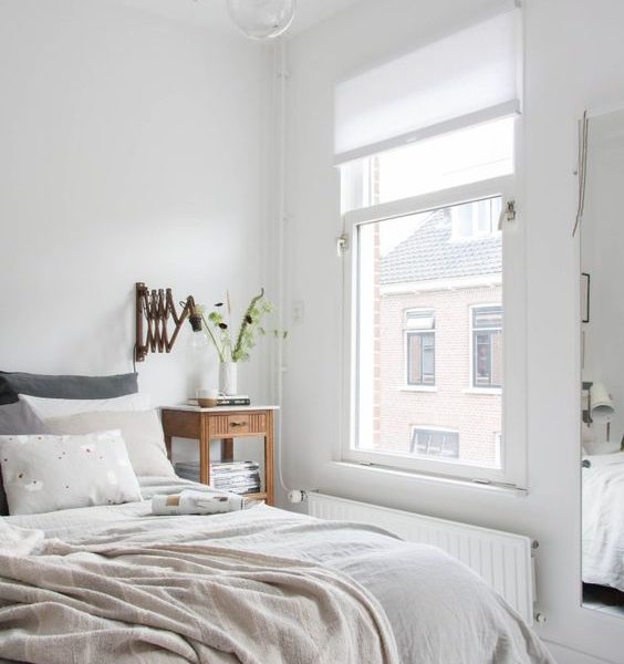 Habitación de estilo nórdico con ventana y cama grande