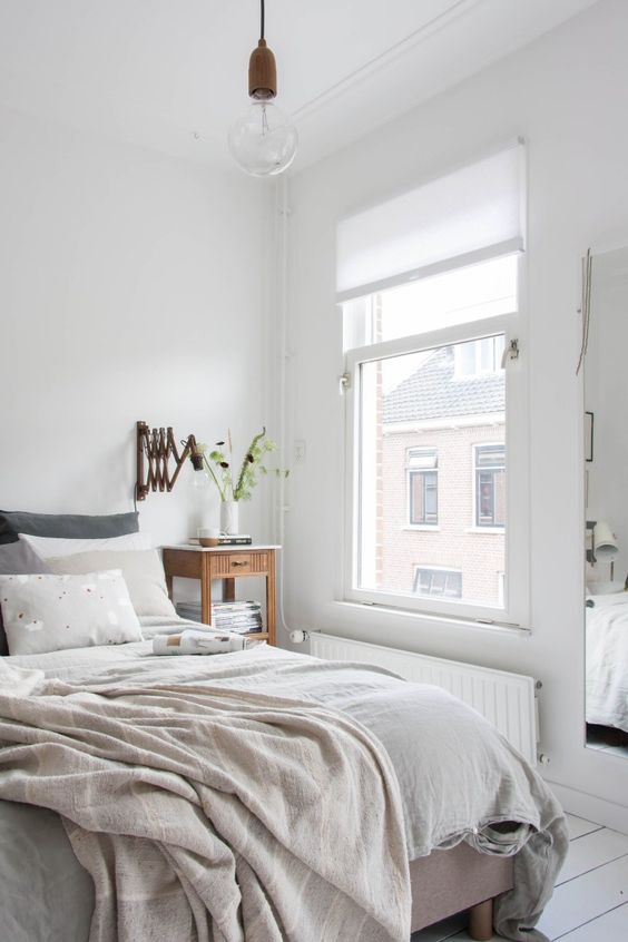 Habitación de estilo nórdico con ventana y cama grande